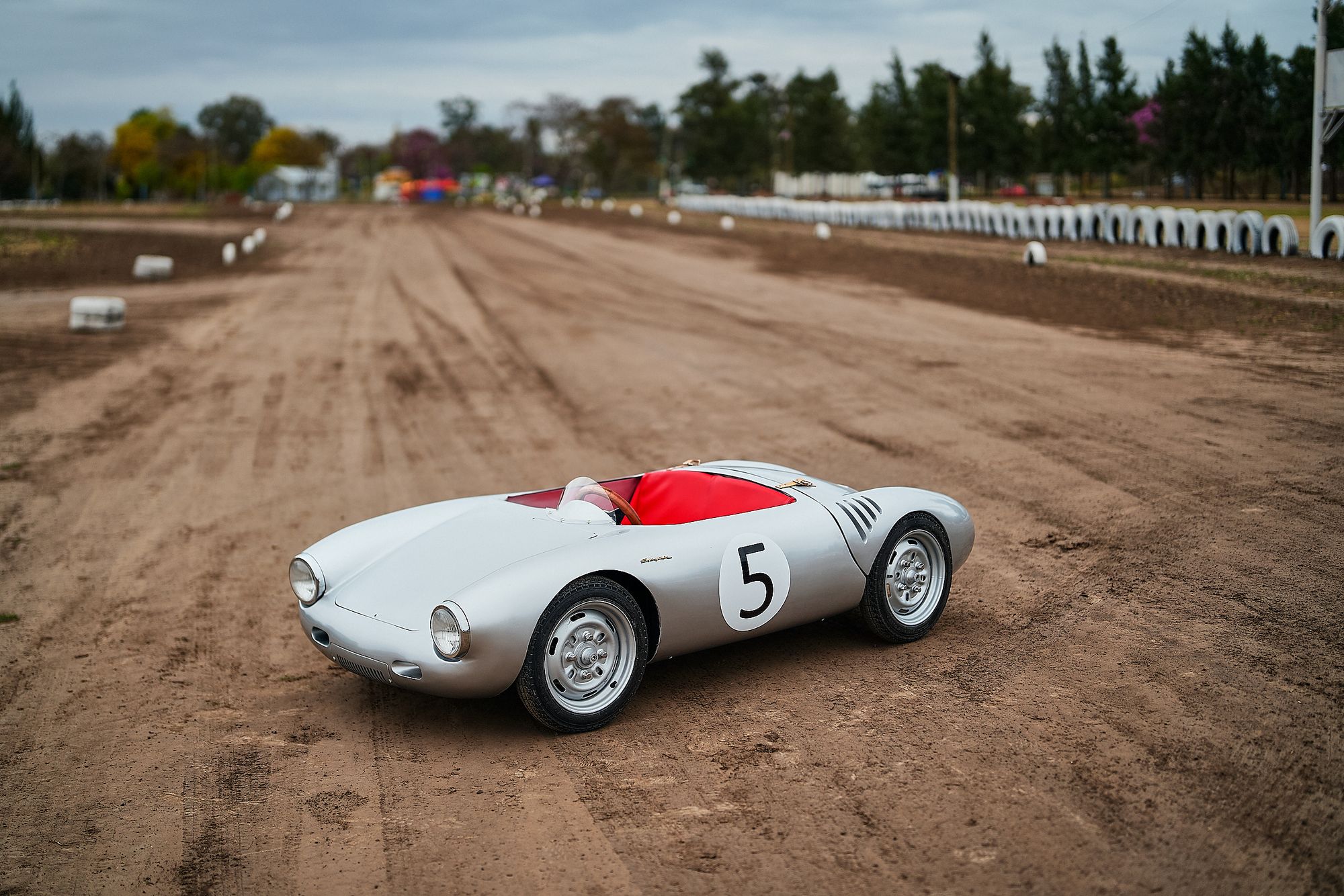 Rähle 550 Spyder Junior tribute car on a dirt track